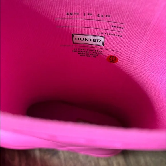 Hunter Hot Pink Classic Wellington Boots (girls) - Picture 2 of 3